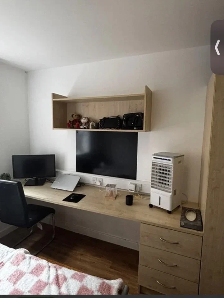 Room Rochester Square in Greater London