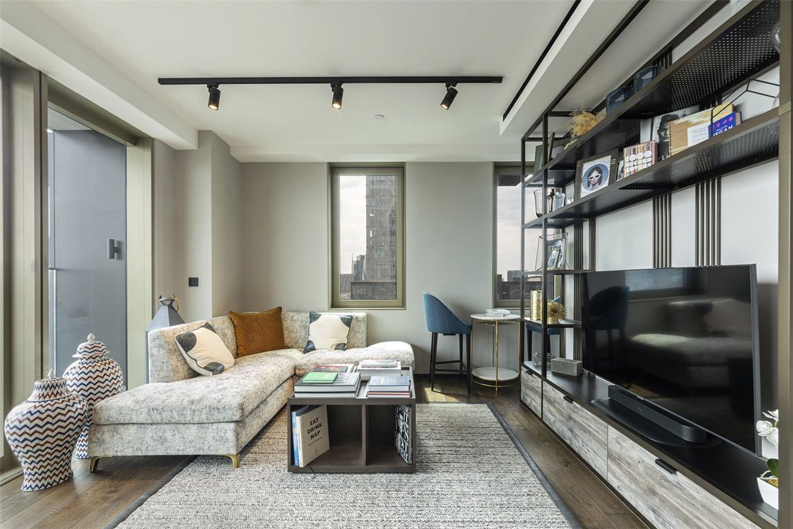 Flat Hewett Street in Greater London