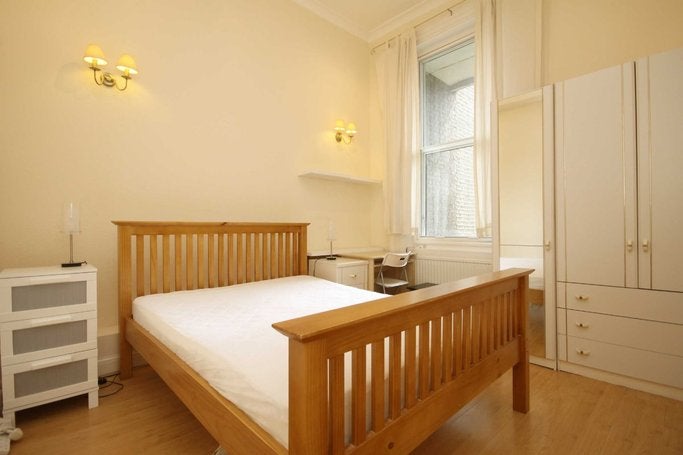 Flat Hogarth Road in London