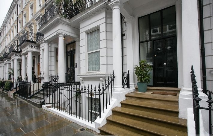 Flat Hogarth Road in London