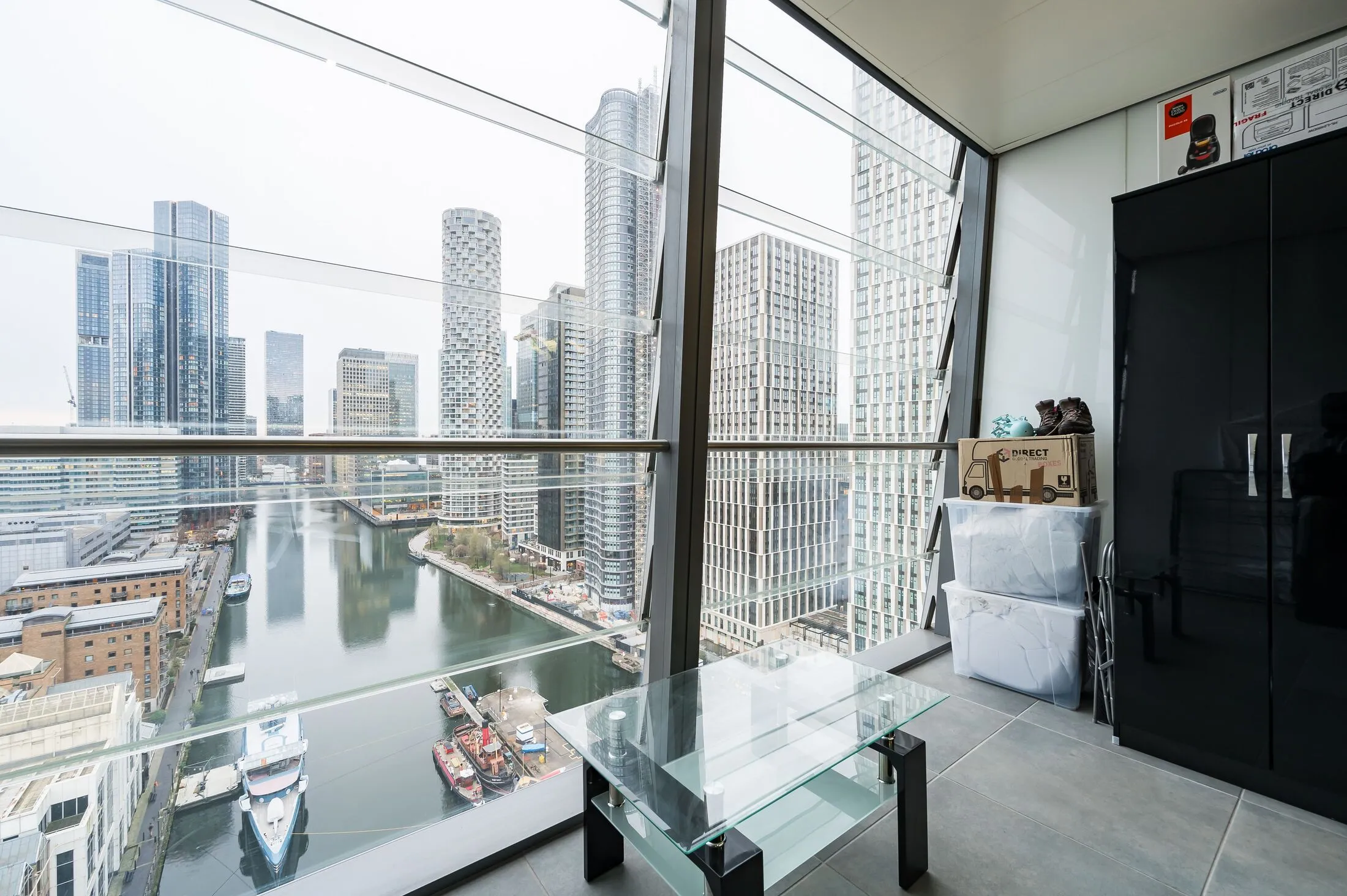 Flat Dollar Bay Place in Greater London