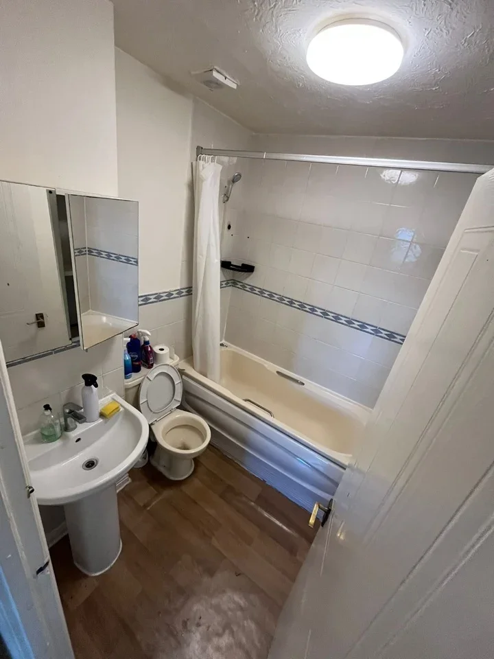 Flat Conifer Court in Greater London