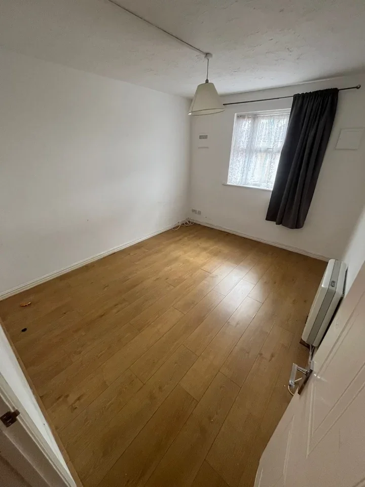 Flat Conifer Court in Greater London