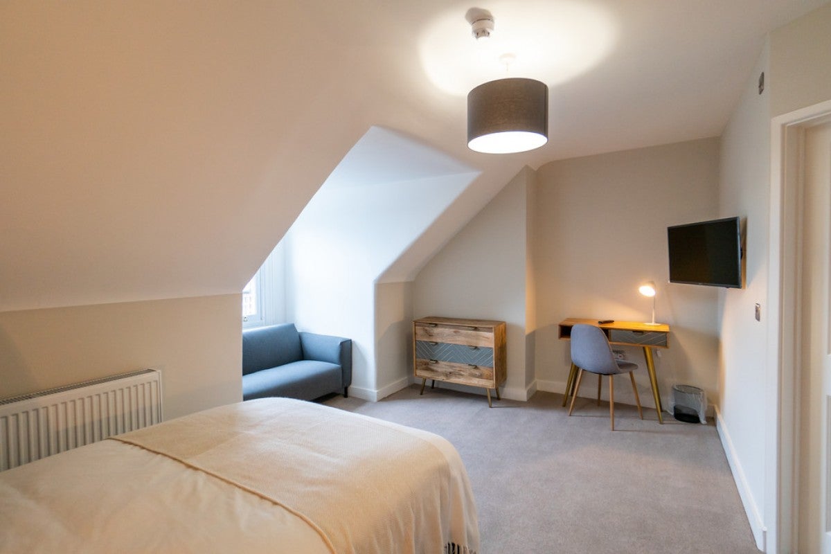 Room Wantage Road in Reading