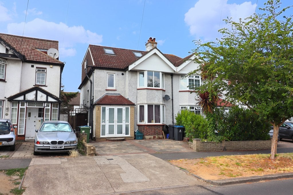 Flat Red Lion Road in Greater London