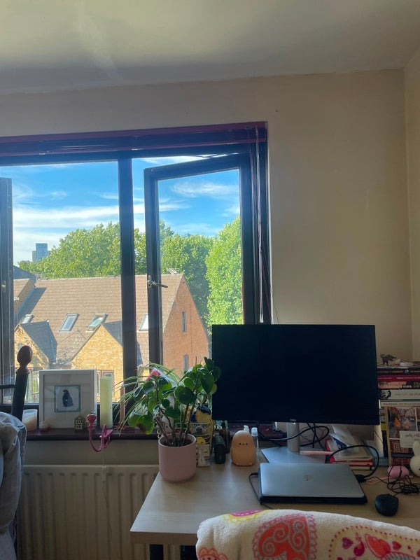 Room Wynan Road in Greater London