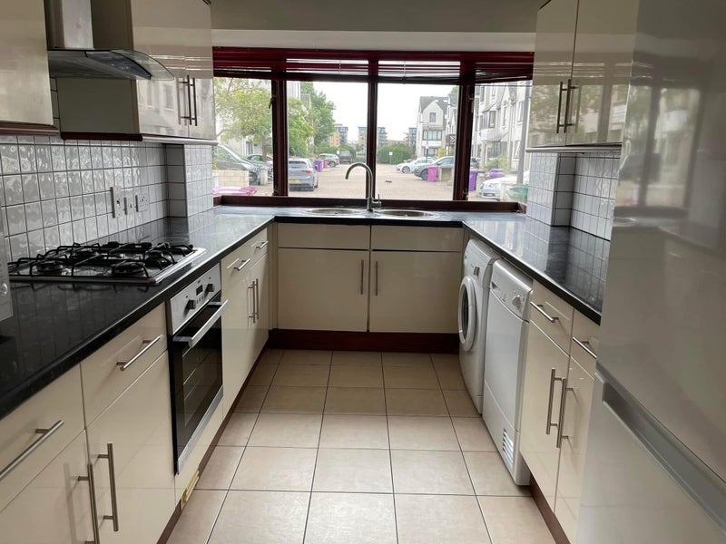 Room Wynan Road in Greater London