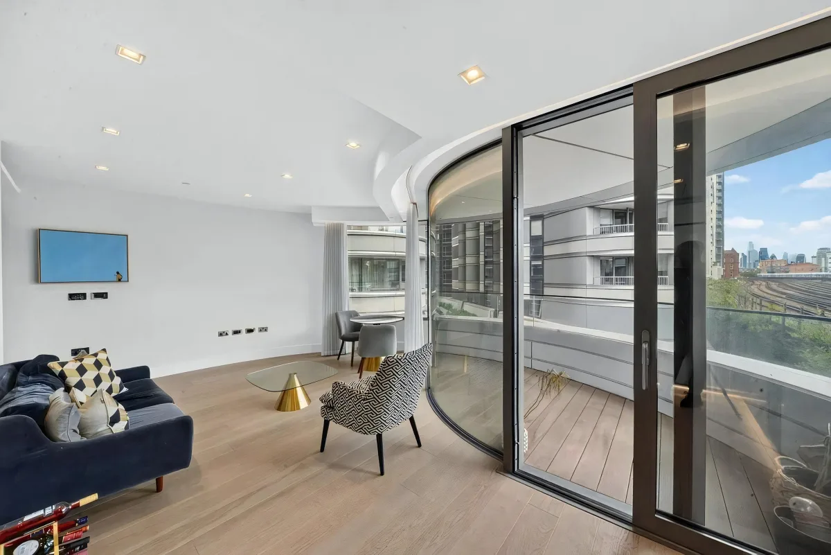 Flat Albert Embankment in Greater London