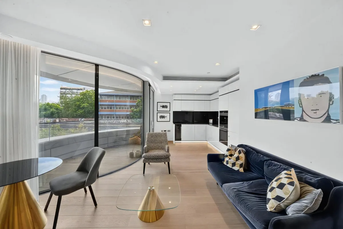 Flat Albert Embankment in Greater London