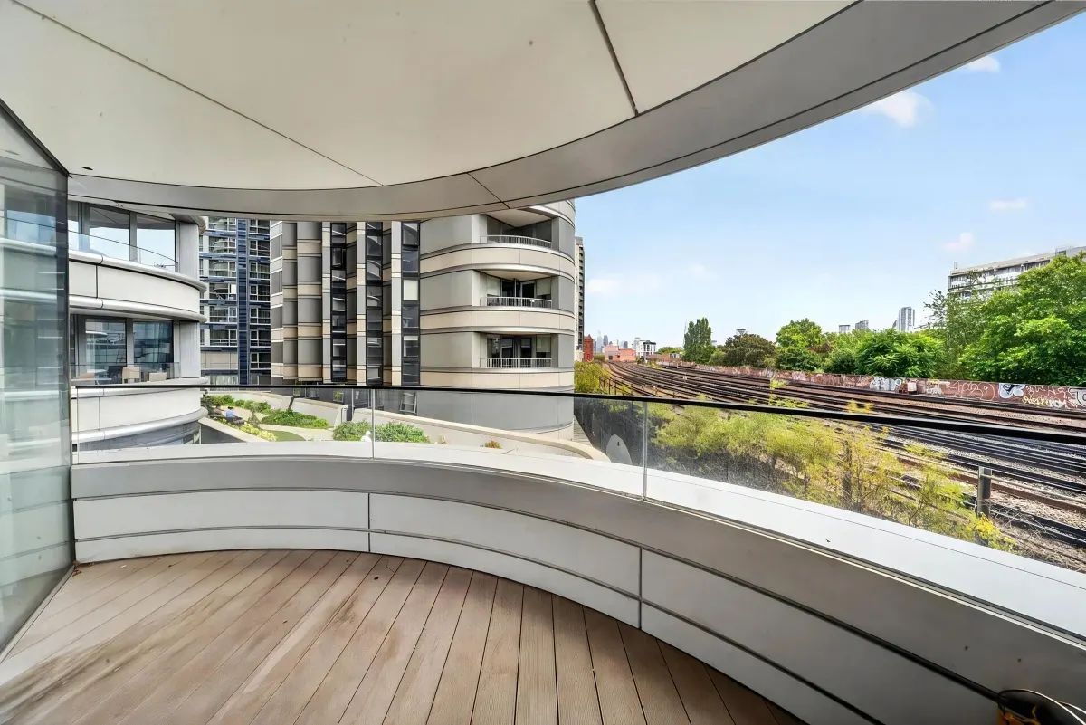 Flat Albert Embankment in Greater London