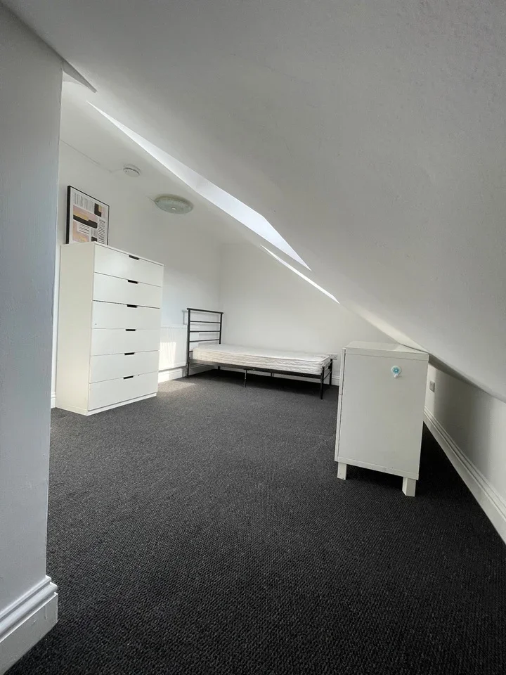 Room Burges Road in Greater London