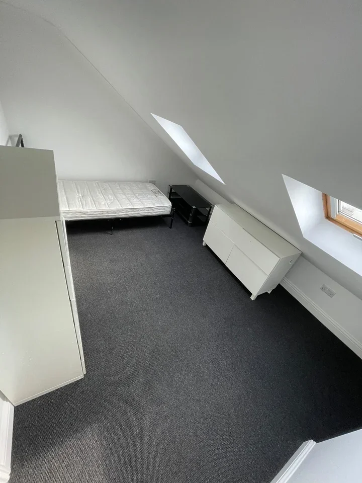 Room Burges Road in Greater London