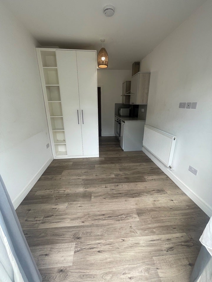 Flat Mitchell Road in Greater London