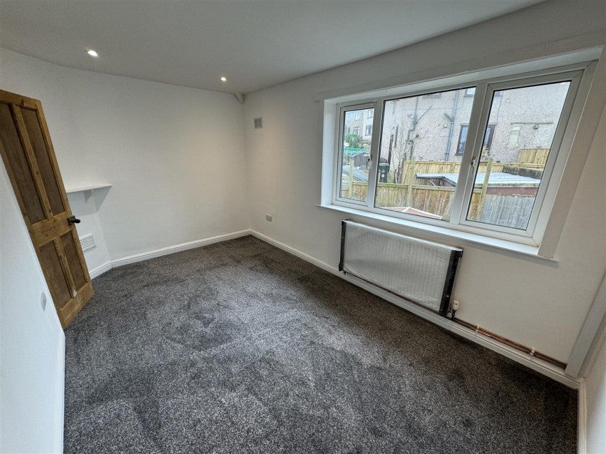 Flat Broomhill Mount in Bradford