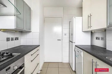 Flat Victoria Grove in Greater London