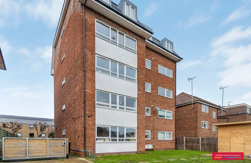 Flat Victoria Grove in Greater London