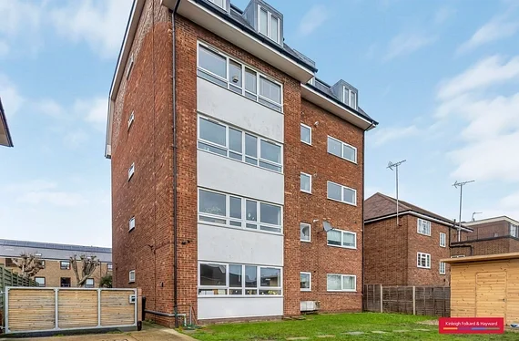 Flat Victoria Grove in Greater London
