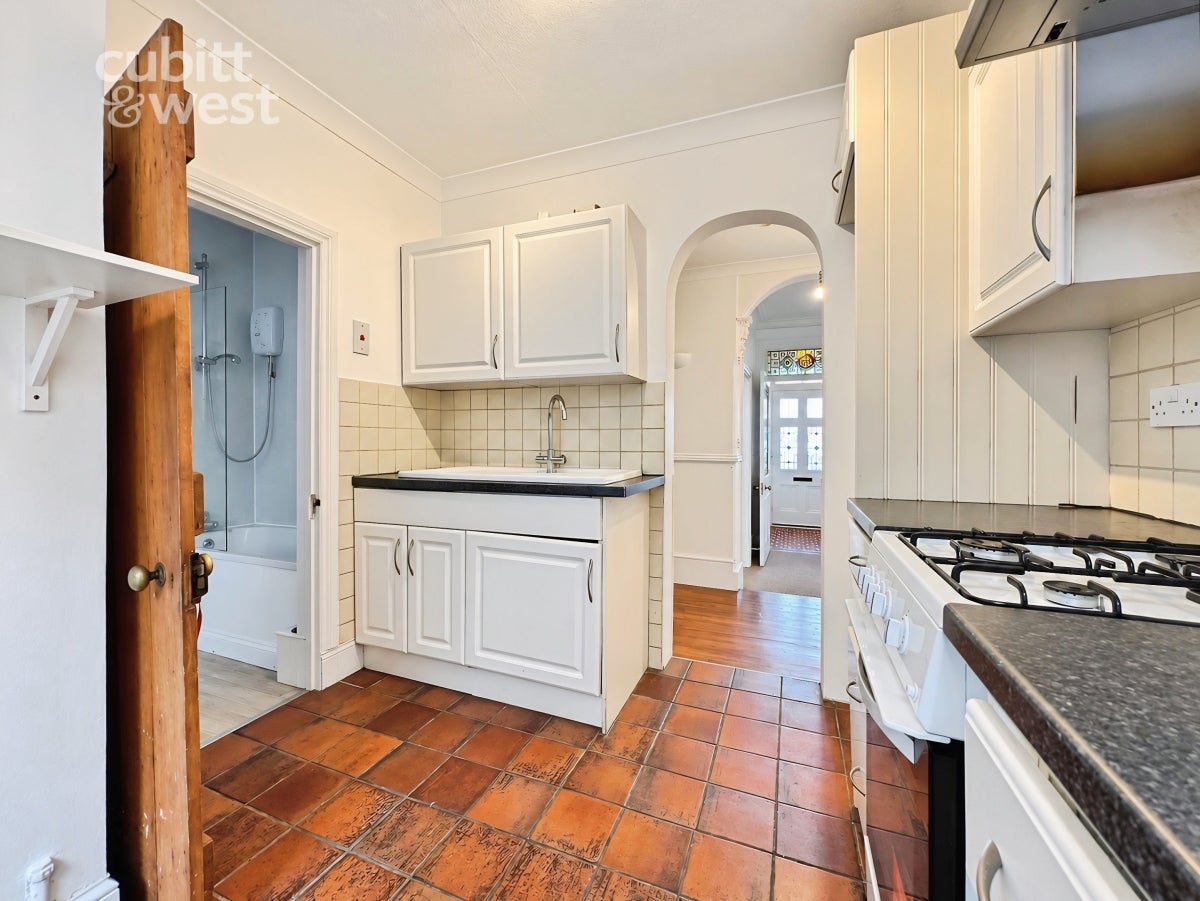 Flat Ashdon Way in Basildon