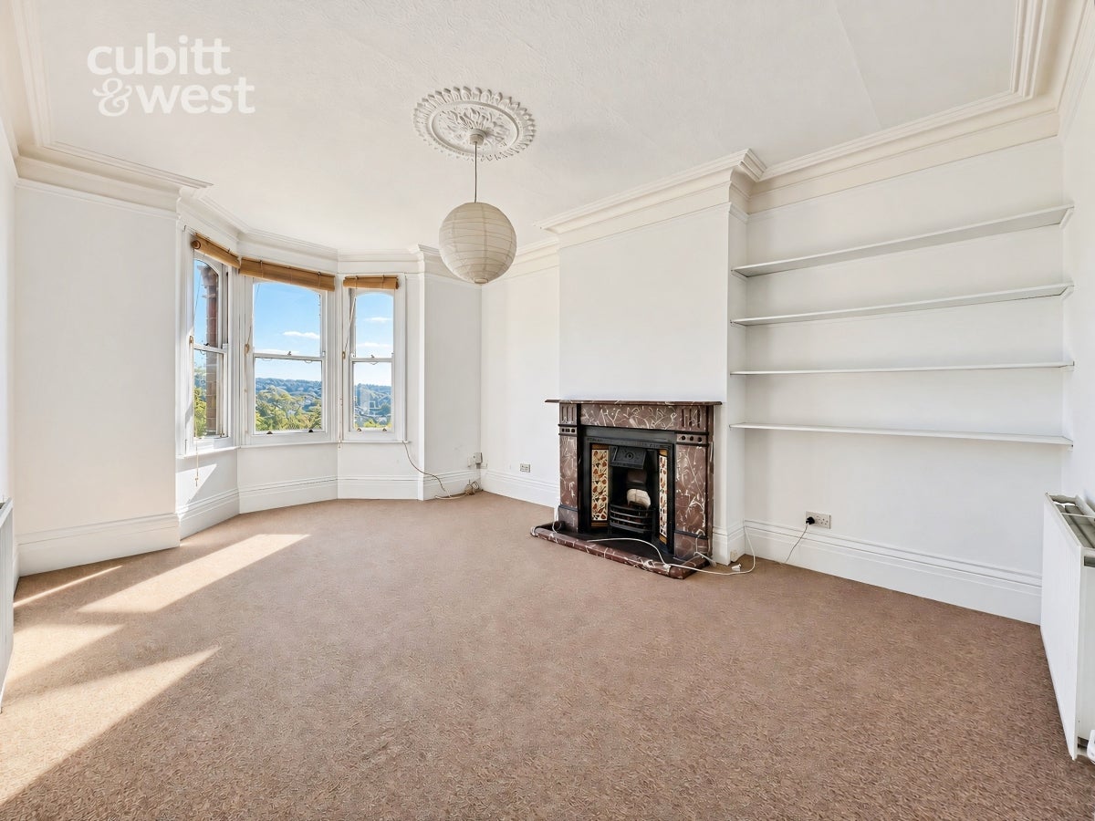 Flat Ashdon Way in Basildon