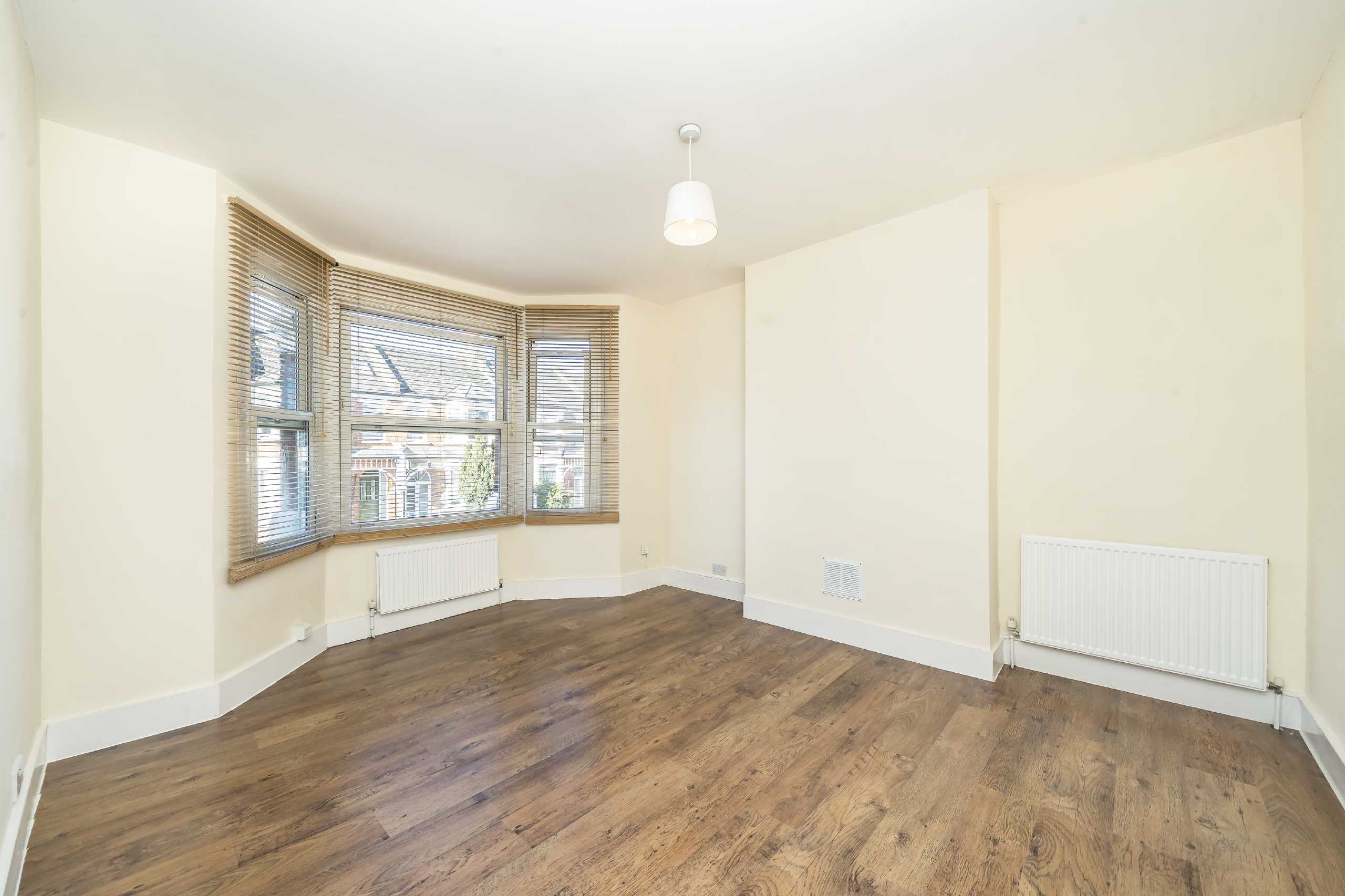 Flat Heathwood Gardens in Greater London