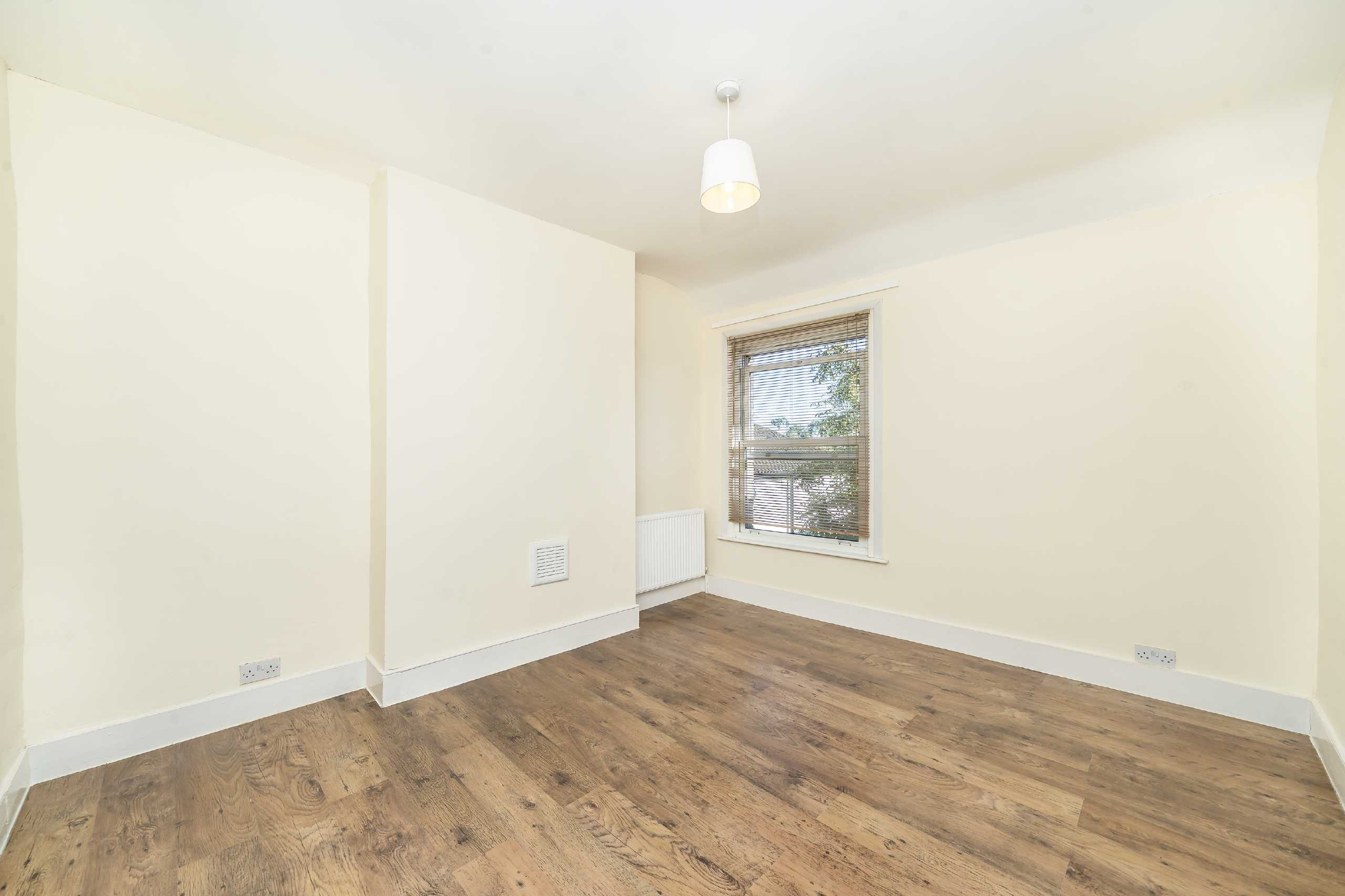 Flat Heathwood Gardens in Greater London