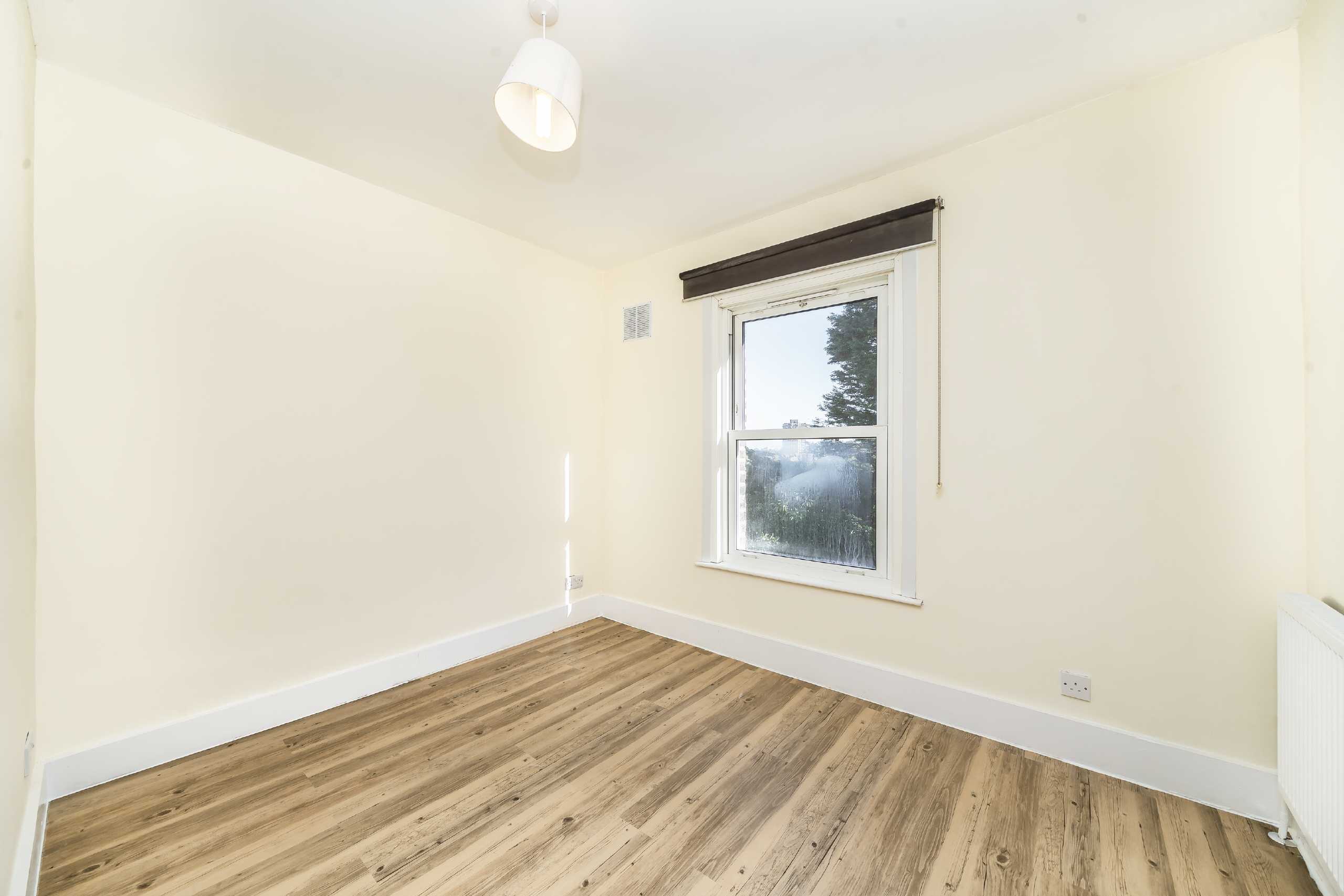 Flat Heathwood Gardens in Greater London