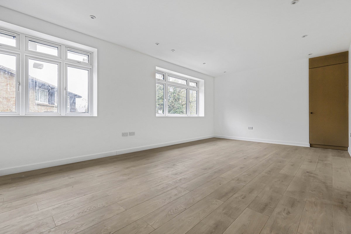 Flat Selborne Road in Greater London