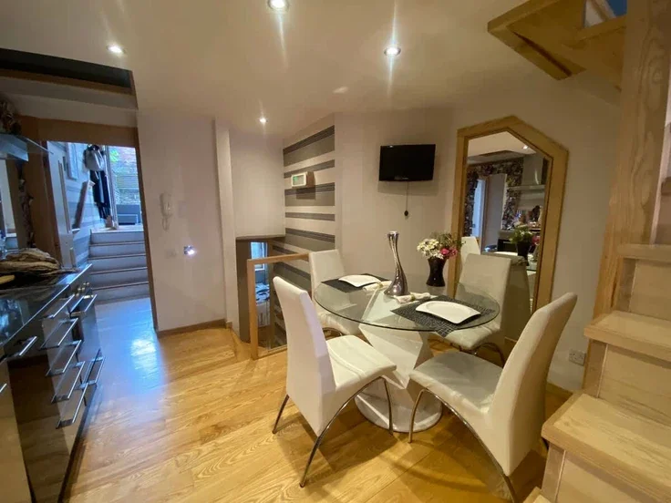 Flat Dawes Road in Greater London