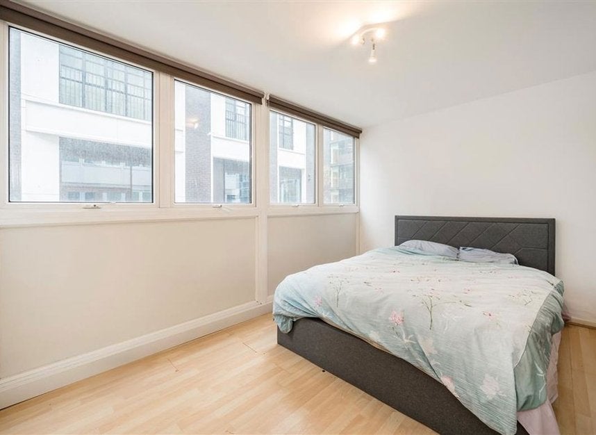 Flat Clipstone Street in City of Westminster