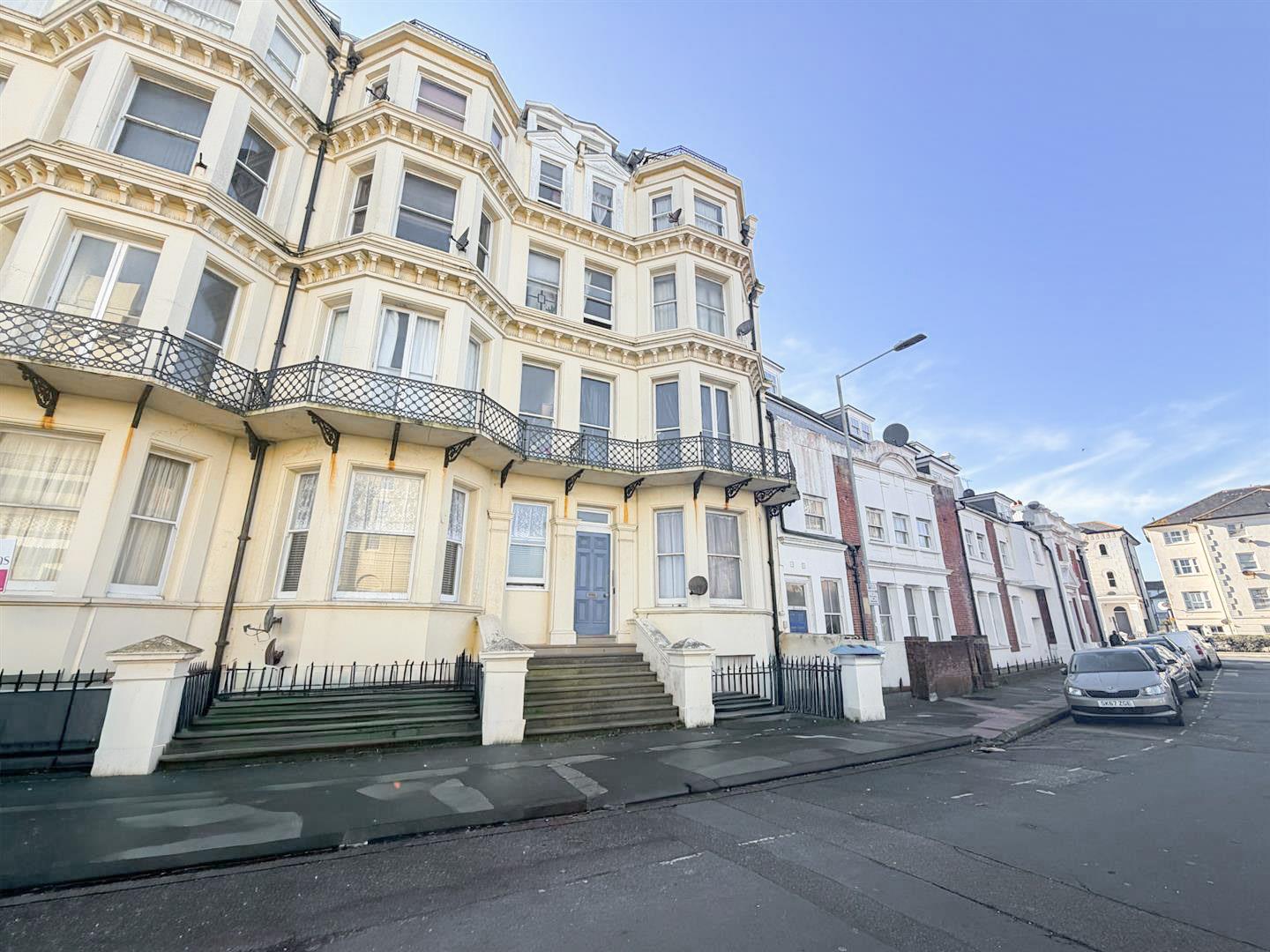 Flat Queens Gardens in Eastbourne