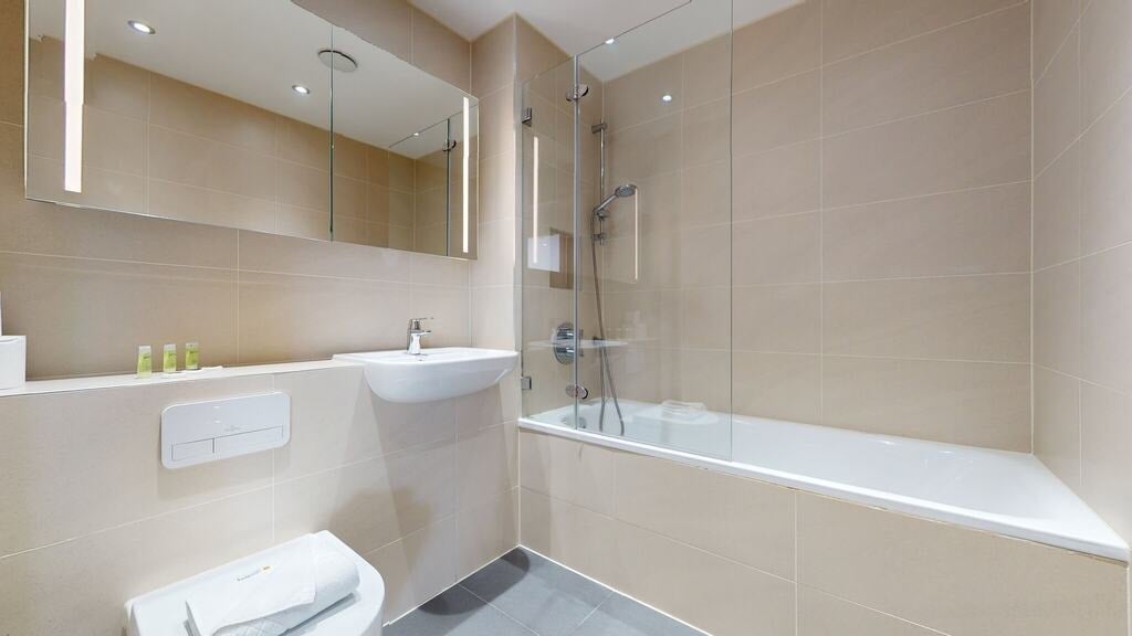 Flat Fairclough Street in Greater London