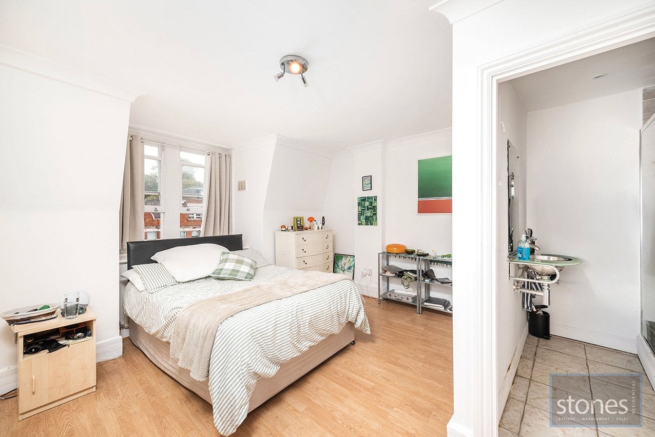 Flat Finchley Road in Greater London