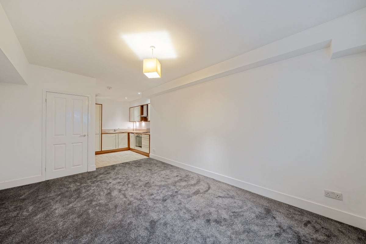 Flat Molesey Road in Elmbridge