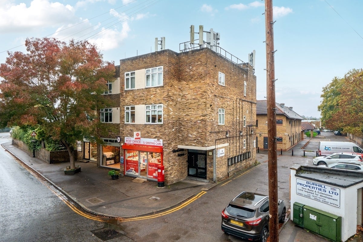 Flat Molesey Road in Elmbridge