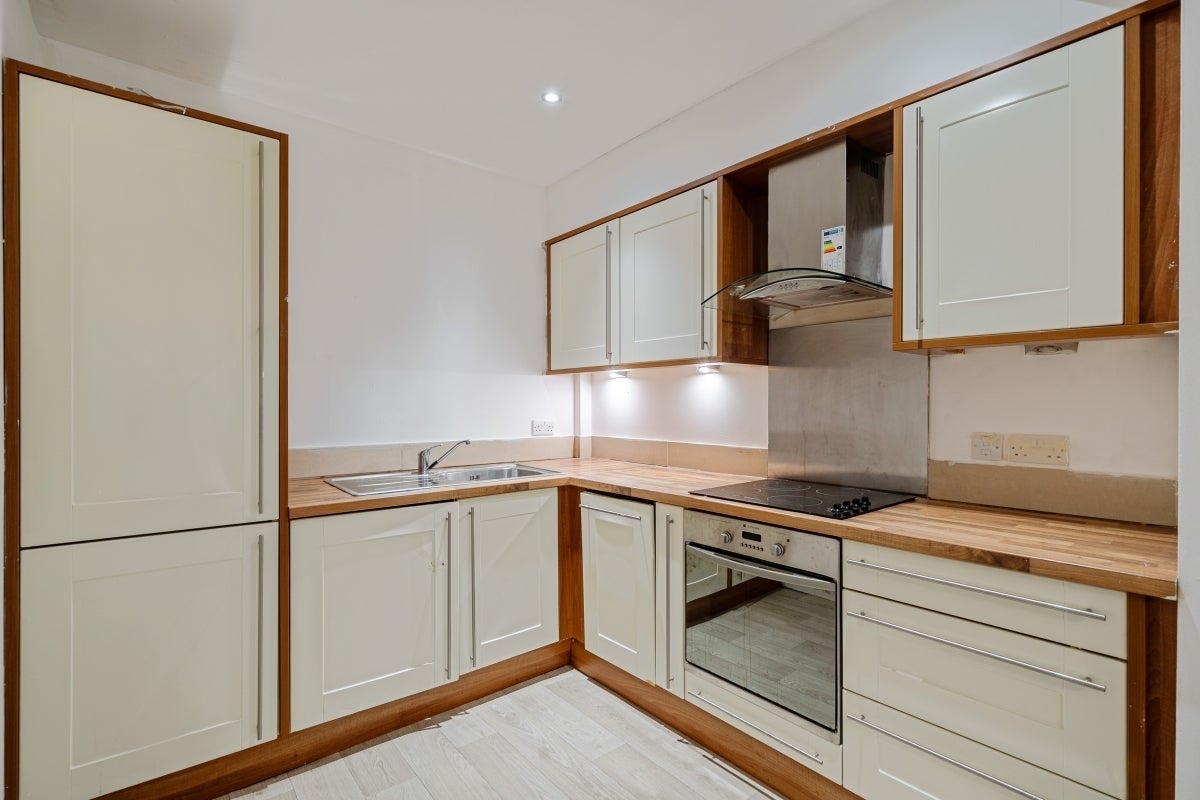 Flat Molesey Road in Elmbridge