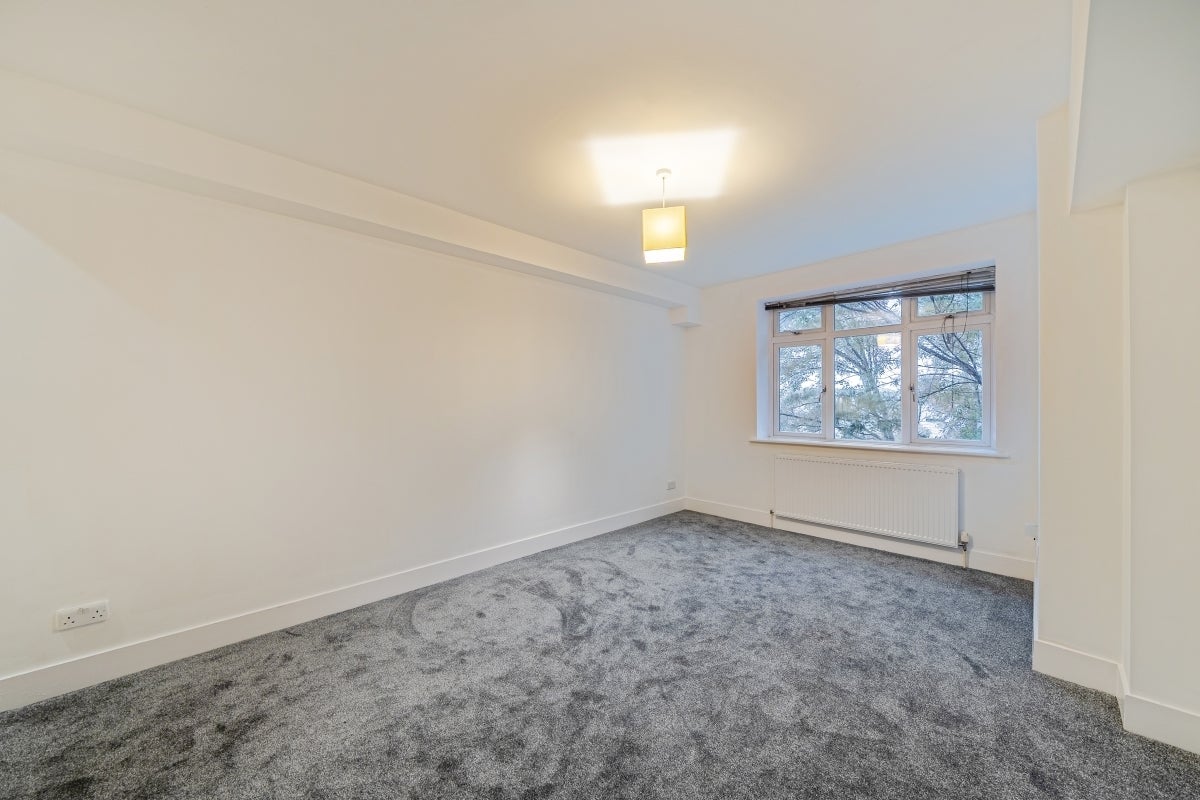 Flat Molesey Road in Elmbridge
