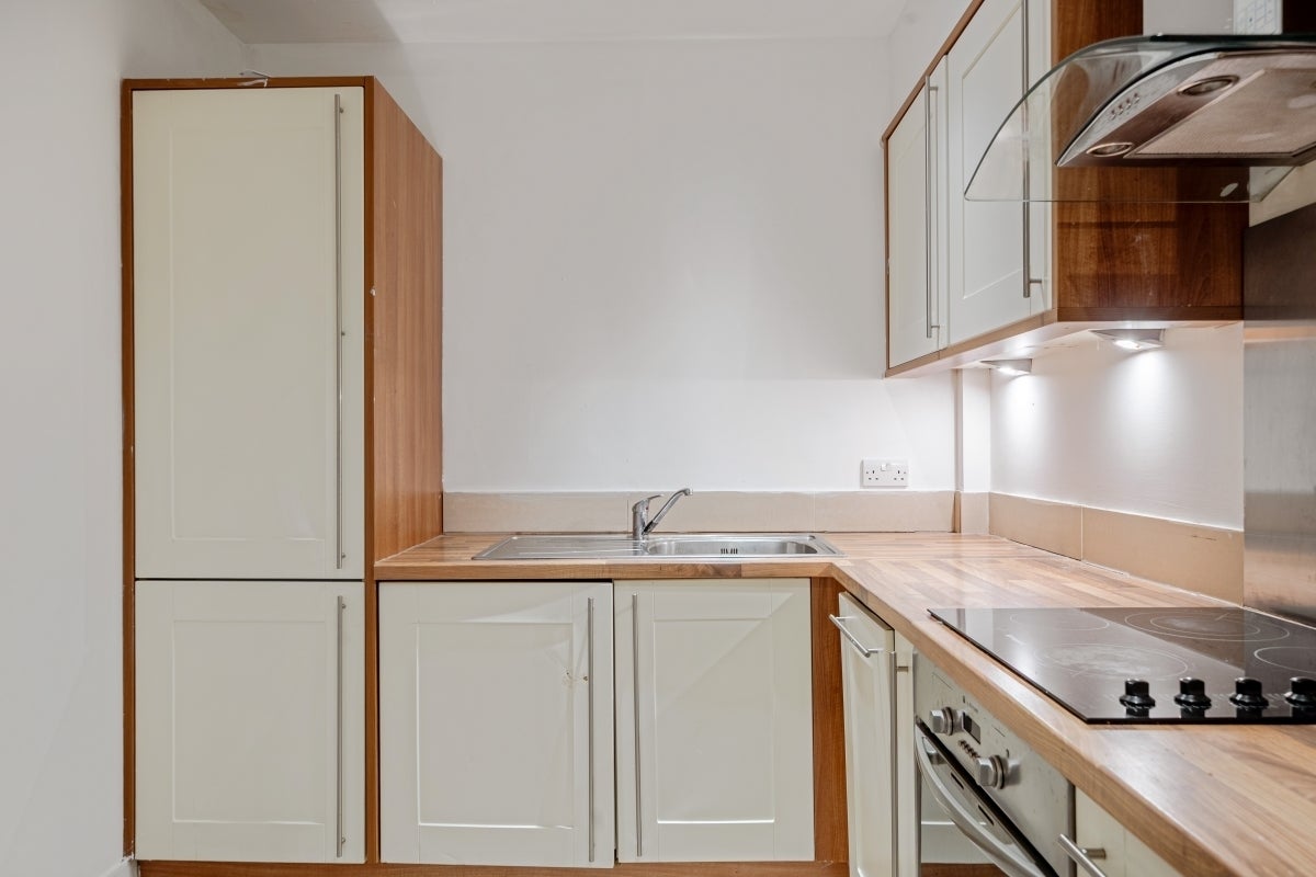 Flat Molesey Road in Elmbridge