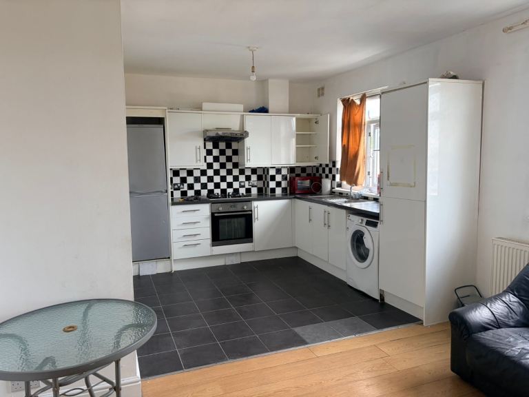 Flat Hunters Grove in Greater London
