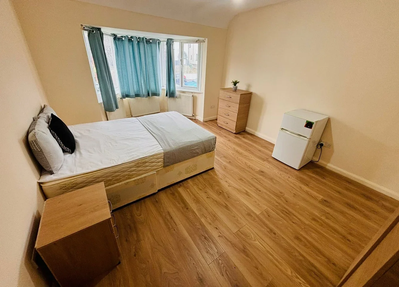 Room Paddock Road in Greater London