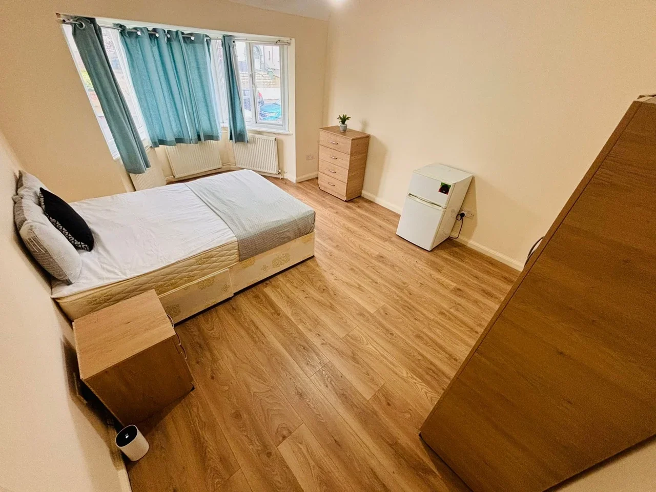 Room Paddock Road in Greater London