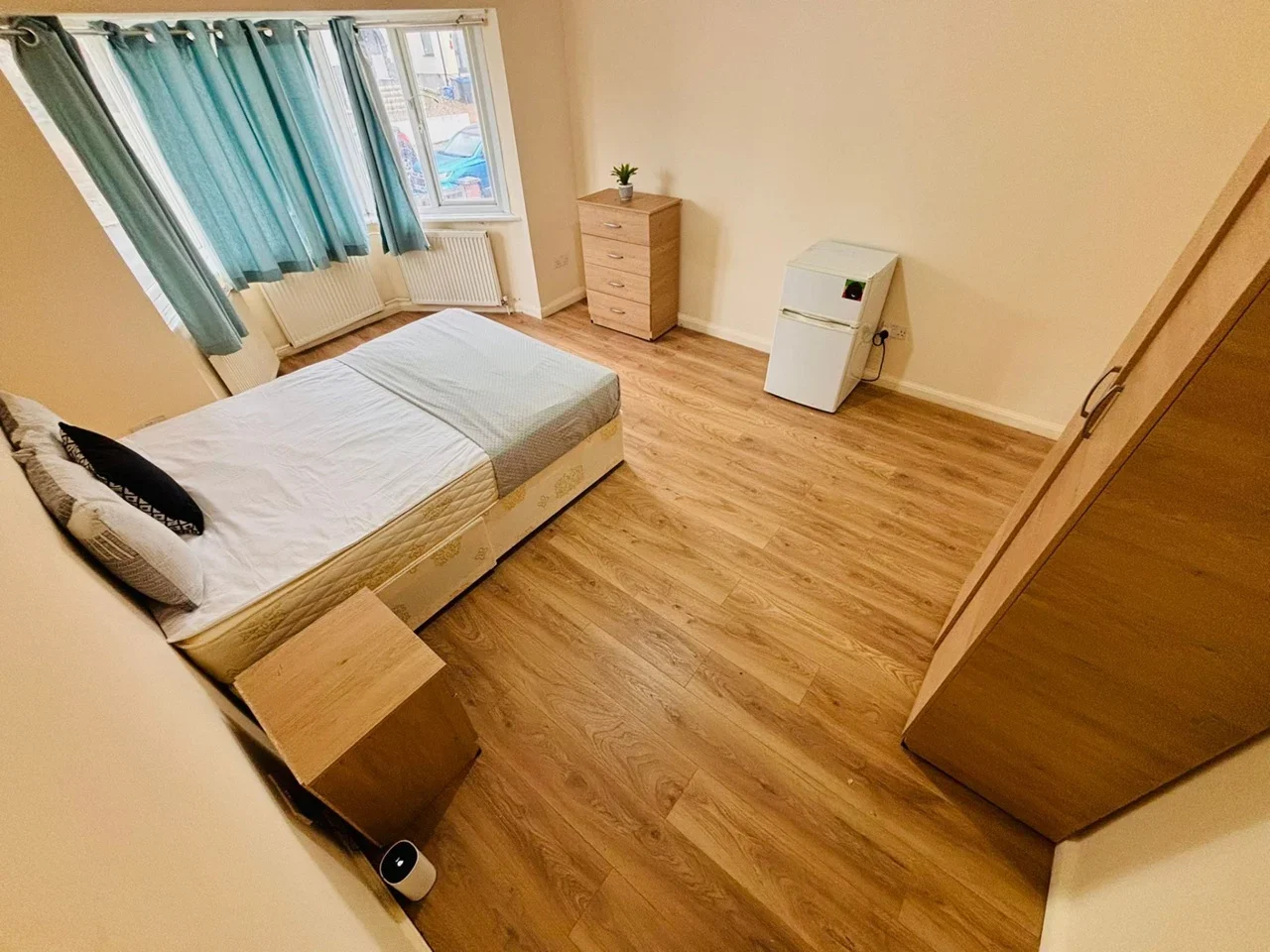 Room Paddock Road in Greater London
