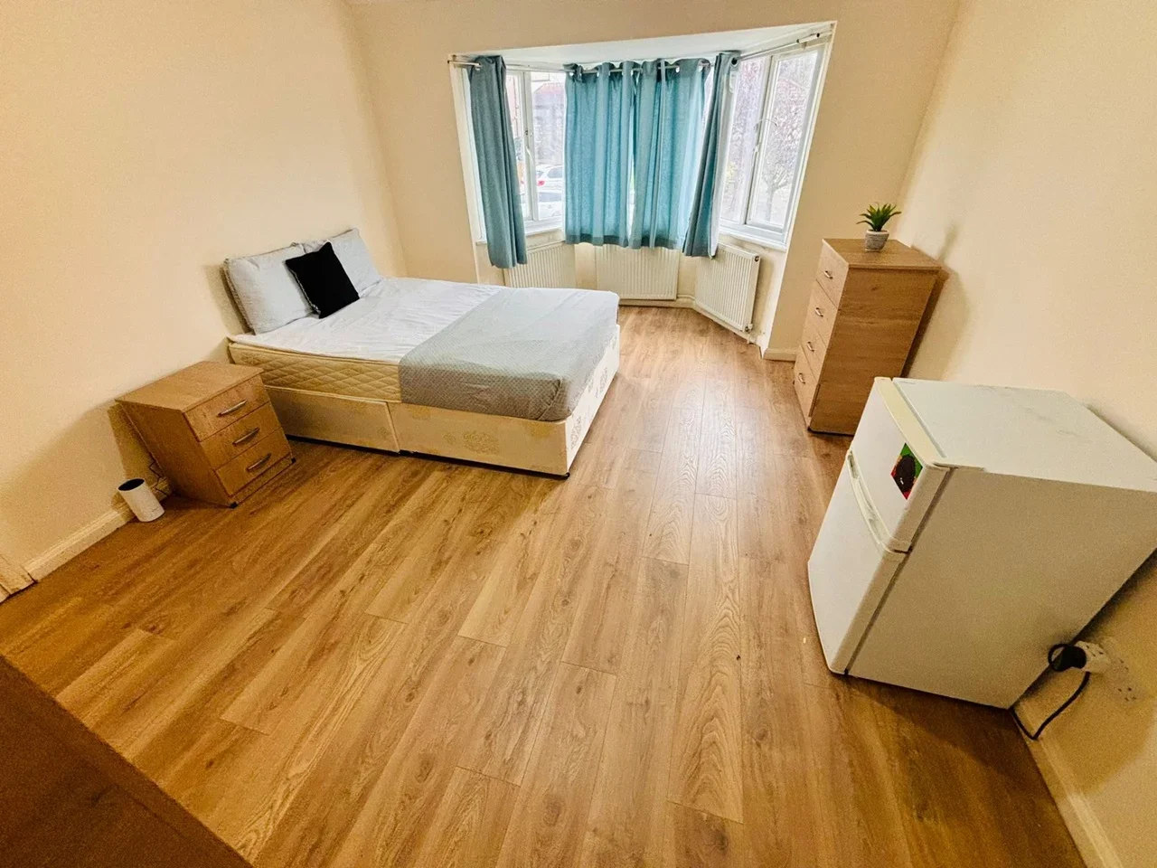 Room Paddock Road in Greater London
