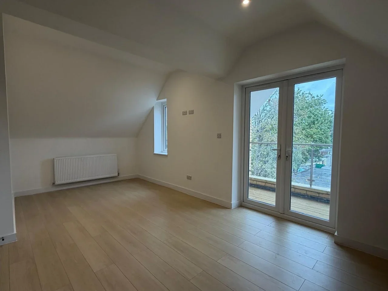 Flat Thornhill Road in Greater London