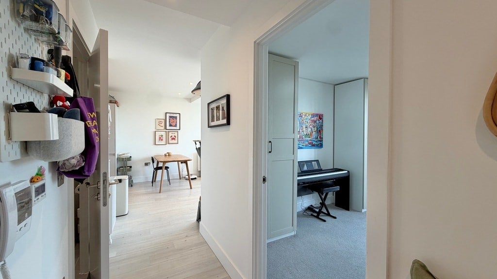 Flat Thames Road in Greater London