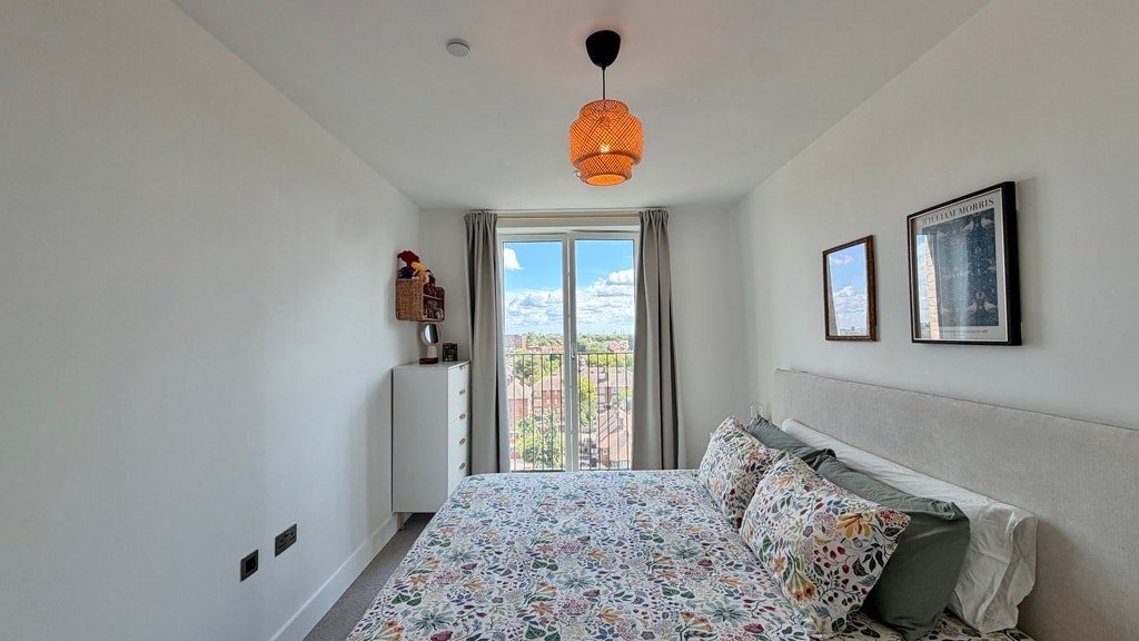 Flat Thames Road in Greater London