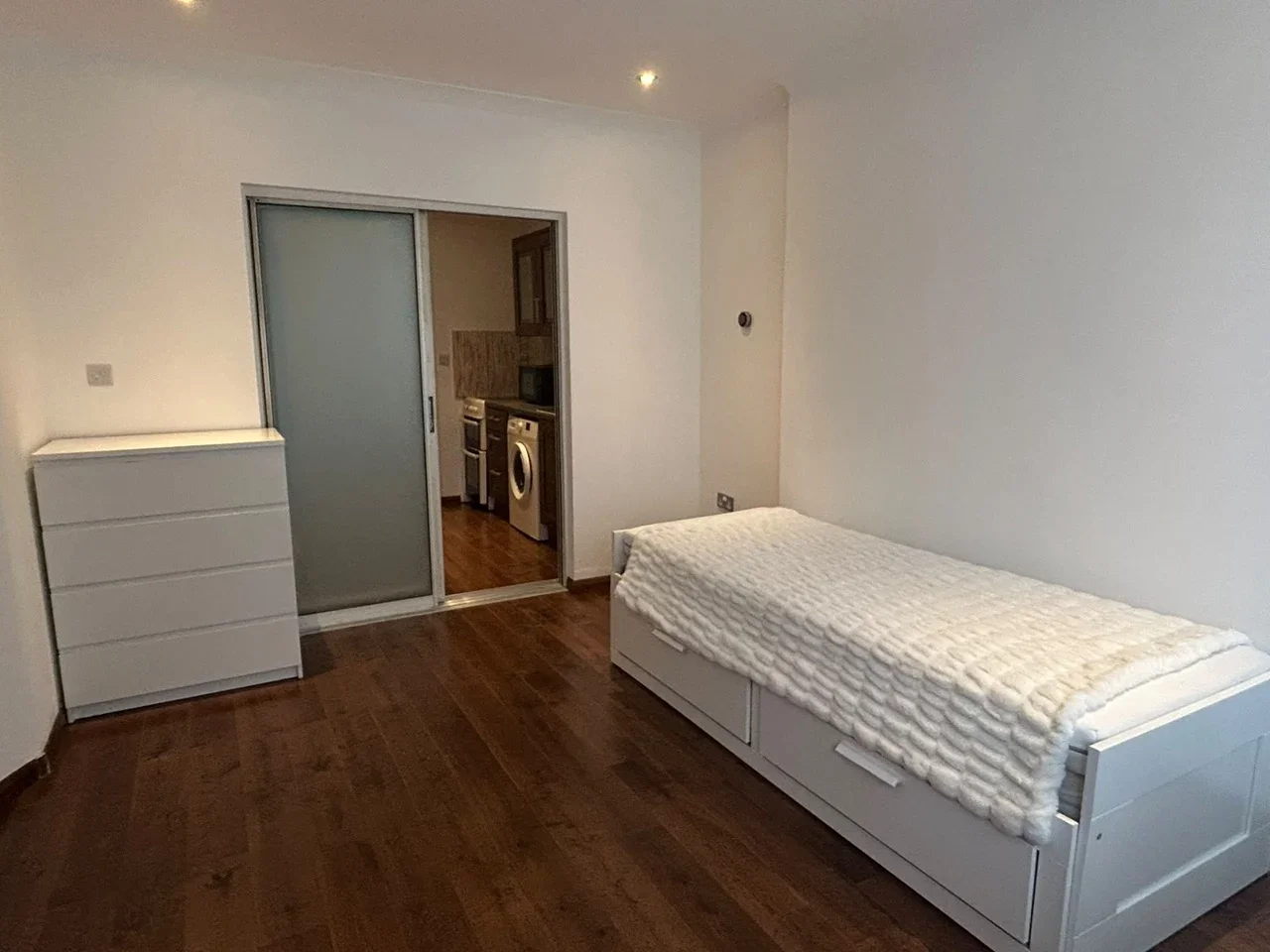 Flat Norfolk Avenue in Greater London