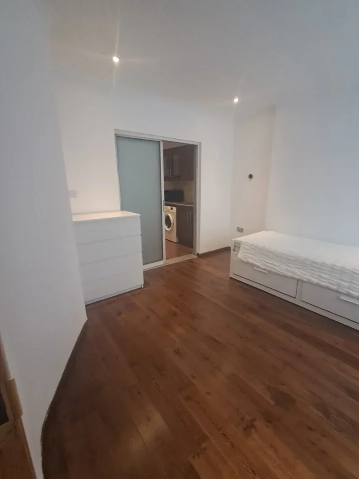 Flat Norfolk Avenue in Greater London