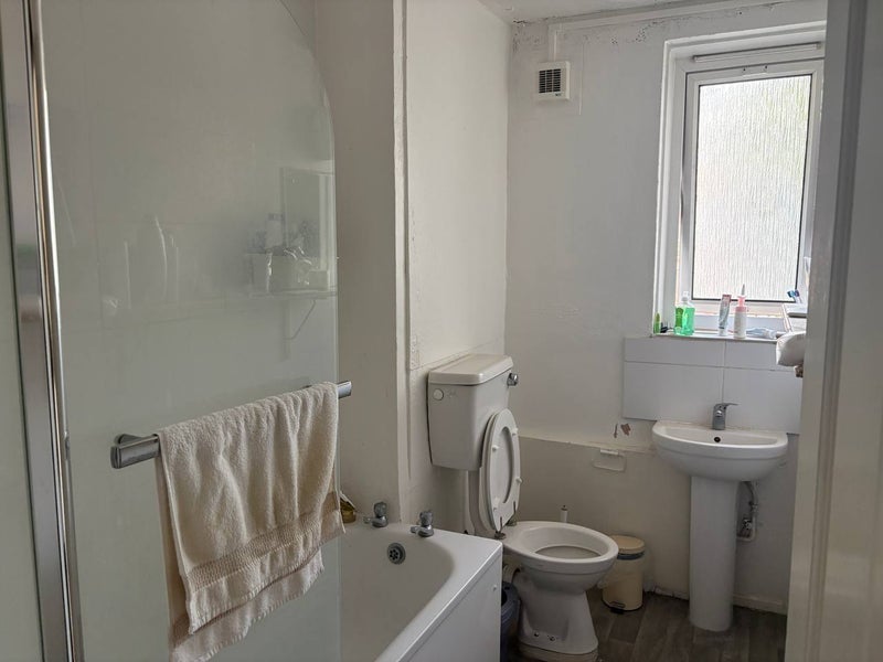 Room Crowndale Road in Greater London