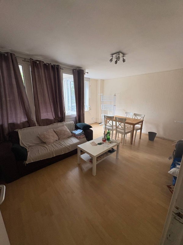 Room Crowndale Road in Greater London