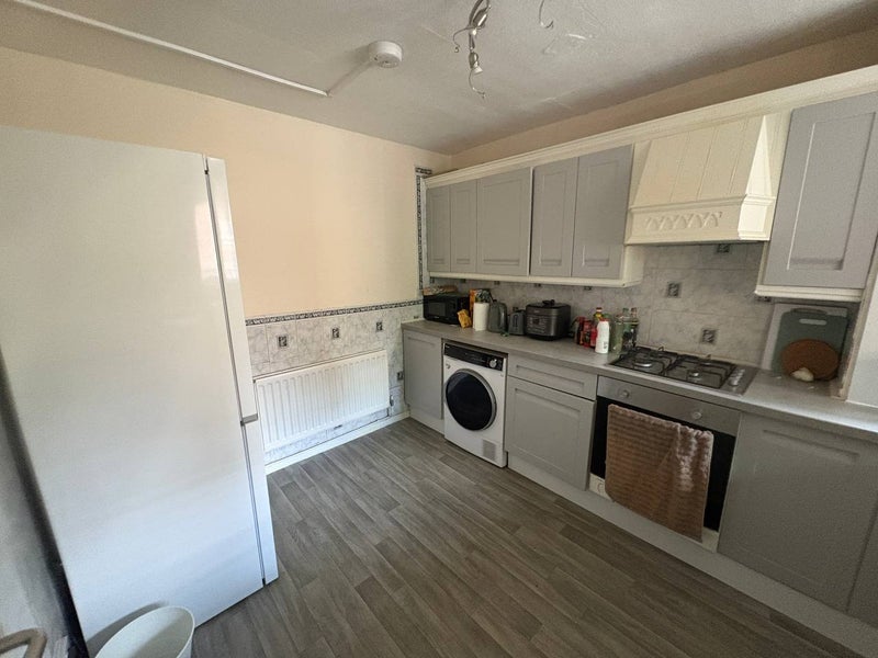 Room Crowndale Road in Greater London